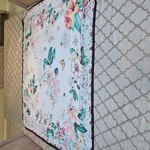 NWT Vince Camuto Lily Square Bright Floral Print Satin Scarf - Picture 3 of 13